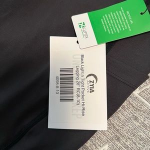 ZYIA Black Pocket Light N Tight Hi Rise 28” leggings. Size 8/10